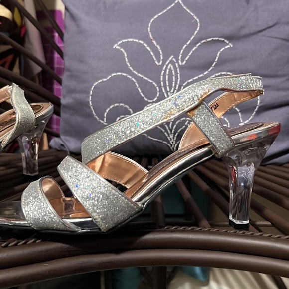 Mootsies Tootsies sz 7.5 silver sandals clear heel special occasion Holiday - Picture 2 of 8